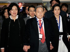 Former Samsung Electronics Chairman Lee Kun-hee tours the 2010 International Consumer Electronics Show (CES) with his wife Hong Ra-hee (L) and daughter Lee Seo-hyun in Las Vegas, January 9, 2010.