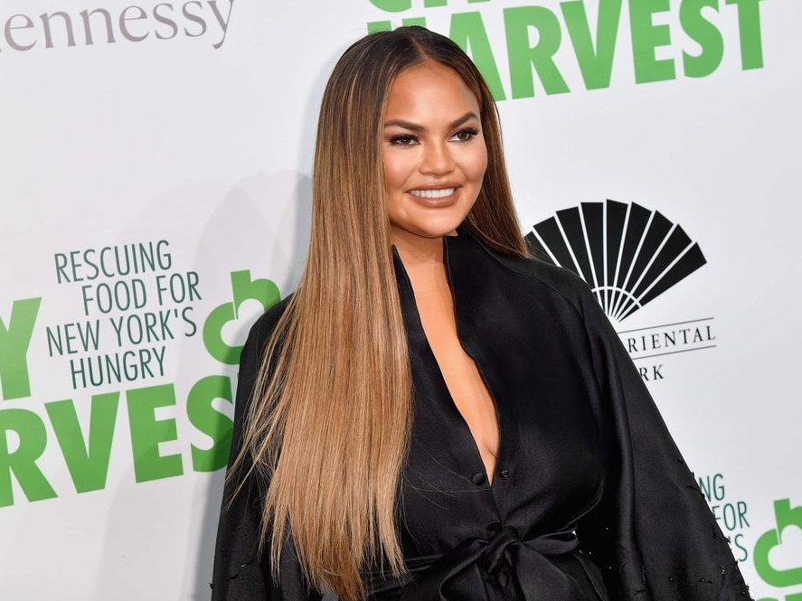 You Are Weird And Angry Chrissy Teigen Claps Back At Twitter Troll Canoecom 7308