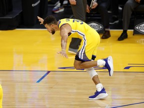 Stephen Curry celebrates after getting to 62 points against Portland.