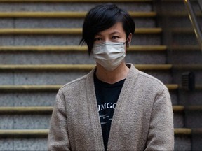 Die pro-demokratische Aktivistin und Sängerin Denise Ho, ein ehemaliges Vorstandsmitglied von Stand News, verlässt die Western Police Station, nachdem sie am 30. Dezember 2021 in Hongkong aus der Haft entlassen wurde, nachdem sie am Vortag zusammen mit sechs weiteren aktuellen und ehemaligen Mitarbeitern festgenommen worden war Mitglieder der lokalen Medien nach einem britischen Gesetz aus der Kolonialzeit für 
