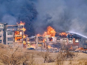 Gebäude brennen, als ein windgetriebenes Lauffeuer die Evakuierung des Superior-Vororts Boulder, Colorado, am 30. Dezember 2021 erzwingt.