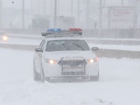 Ein Auto der Sûreté du Québec im Schnee.