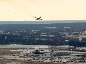 Ein Passagierflugzeug hebt am 18. Januar 2022 vom Ronald Reagan National Airport in Arlington, Virginia, ab, von Washington, DC aus gesehen