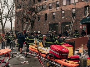 Ersthelfer verbleiben am Ort eines intensiven Feuers in einem 19-stöckigen Wohngebäude, das am Sonntag, den 9. Januar 2022 im New Yorker Stadtteil Bronx ausbrach.