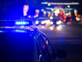 Polizeiauto leuchtet nachts in der Stadt mit selektivem Fokus und Bokeh