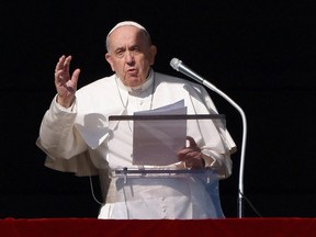 Papst Franziskus leitet das Angelus-Gebet, während die römisch-katholische Kirche am Samstag, den 1. Januar 2022, im Vatikan ihren Weltfriedenstag begeht.