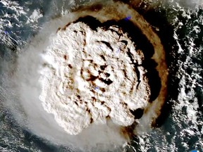 Eine Wolke erhebt sich über Tonga, nachdem der Unterwasservulkan Hunga Tonga-Hunga Ha'apai in diesem Satellitenbild ausgebrochen ist, das von Himawari-8, einem japanischen Wettersatelliten, der von der Japan Meteorological Agency am 15. Januar 2022 betrieben wird, aufgenommen wurde Social-Media-Video.