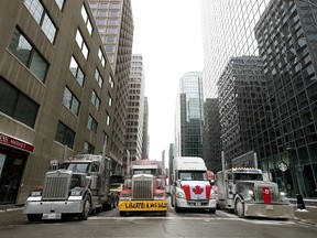 Demonstranten gegen das Impfmandat und Trucker protestieren am Montagmorgen immer noch in der Wellington Street in Ottawa