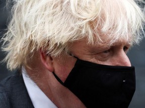 Der britische Premierminister Boris Johnson geht am 15. Dezember 2021 vor der Downing Street in London, Großbritannien.