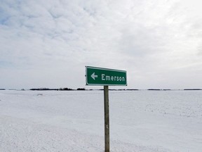 Ein Wegweiser für die kleine Grenzstadt Emerson, in der Nähe des Grenzübergangs Kanada-USA in Emerson, Manitoba, Kanada, 1. Februar 2017.