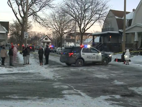 Die Polizei am Tatort in Milwaukee, nachdem vier Männer und eine Frau am Sonntag, den 23. Januar 2022, in einem Haus tödlich erschossen aufgefunden wurden.