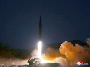 Eine Rakete wird während eines Hyperschall-Raketentests an einem unbekannten Ort in Nordkorea am 11. Januar 2022 abgefeuert, auf diesem Foto, das am 12. Januar 2022 von Nordkoreas Korean Central News Agency (KCNA) veröffentlicht wurde.