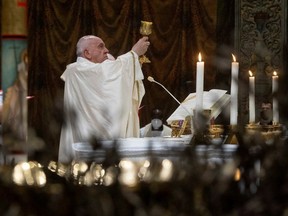 Papst Franziskus leitet am 9. Januar 2022 eine Messe in der Sixtinischen Kapelle des Vatikans.