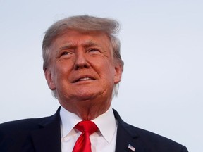 Der ehemalige US-Präsident Donald Trump sieht seiner ersten Wahlkampfkundgebung nach der Präsidentschaft auf dem Lorain County Fairgrounds in Wellington, Ohio, am 26. Juni 2021 zu.