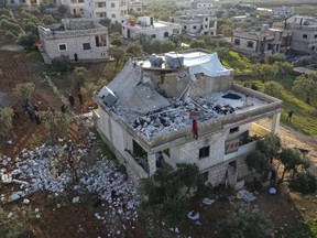 Menschen inspizieren ein zerstörtes Haus nach einer Operation des US-Militärs im syrischen Dorf Atmeh in der Provinz Idlib, Syrien, Donnerstag, 3. Februar 2022.
