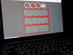 Ein Laptop-Bildschirm zeigt eine Warnmeldung auf Ukrainisch, Russisch und Polnisch, die nach einem massiven Cyberangriff auf der offiziellen Website des ukrainischen Außenministeriums erschien, in dieser Abbildung vom 14. Januar 2022.