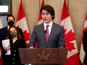 Premierminister Justin Trudeau kommentiert den anhaltenden Trucker-Protest während einer Pressekonferenz auf dem Parliament Hill in Ottawa am Montag, den 14. Februar 2022.
