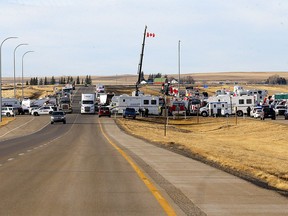 Die Straßensperre auf dem Highway 4 außerhalb von Milk River in Richtung des Grenzübergangs Coutts, da Demonstranten den Verkehr weiter verlangsamen, aber am Dienstag, den 8. Februar 2022, immer noch eine Spur in beide Richtungen offen halten.