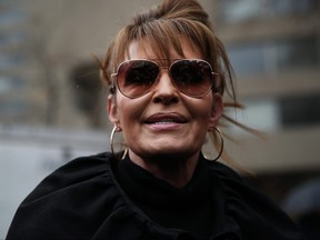 Die frühere Gouverneurin von Alaska, Sarah Palin, trifft vor einem Bundesgericht in Manhattan ein, um ein Verfahren gegen die New York Times wieder aufzunehmen, nachdem es verschoben wurde, weil sie am 3. Februar 2022 in New York City positiv auf COVID-19 getestet wurde.