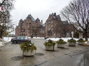 Schwere Pflanzgefäße säumen jetzt den Rand des Queen's Park in Toronto vor einem geplanten Wochenend-Protest.