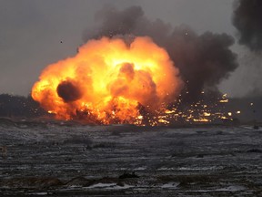 Ein Feuerball erhebt sich aus einer Explosion während der gemeinsamen Übungen der Streitkräfte Russlands und Weißrusslands auf einem Schießplatz in der Region Brest, Weißrussland, am 3. Februar 2022.