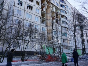 Eine Ansicht zeigt ein Wohngebäude, das durch den jüngsten Beschuss in Charkiw, Ukraine, am 27. Februar 2022 beschädigt wurde.