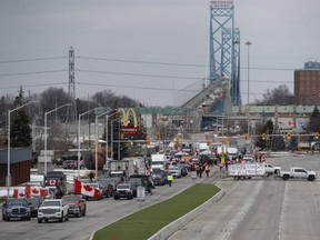 Demonstranten und Unterstützer errichteten am Donnerstag, 10. Februar 2022, eine Blockade am Fuß der Ambassador Bridge, die den Fluss des kommerziellen Verkehrs von Detroit in Windsor, Ontario, über die Brücke nach Kanada abriegelte.