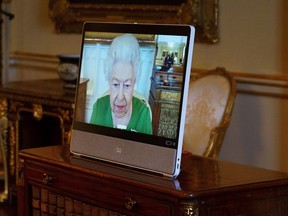 Königin Elizabeth erscheint auf einem Bildschirm per Videolink von Schloss Windsor während einer virtuellen Audienz, um den Botschafter von Andorra im Vereinigten Königreich, Carles Jordana Madero (unsichtbar), am 1. März 2022 im Buckingham Palace in London zu empfangen.