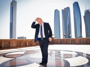 Der britische Premierminister Boris Johnson trifft während seines Besuchs in den Vereinigten Arabischen Emiraten am 16. März 2022 zu einem Medieninterview im Hotel Emirates Palace in Abu Dhabi ein.