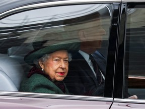 Königin Elizabeth und Prinz Andrew, Herzog von York, treffen am 29. März 2022 zum Dankgottesdienst für den verstorbenen Prinz Philip, Herzog von Edinburgh, in der Westminster Abbey in London ein.