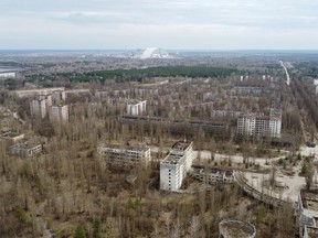 Eine neue Sicherheitsstruktur (NSC) über dem alten Sarkophag, der den beschädigten vierten Reaktor im Kernkraftwerk Tschernobyl bedeckt, ist hinter der verlassenen Stadt Pripjat, Ukraine, am 12.