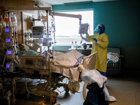 Eine Krankenschwester führt am 15. April 2021 auf der Intensivstation des Humber River Hospital in Toronto einen Wellness-Check eines COVID-19-Patienten durch.