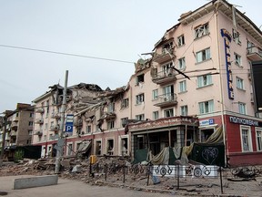 Eine Außenansicht zeigt das Hotel Ukraine, das während eines Luftangriffs im Zentrum von Tschernihiw, Ukraine, am 12. März 2022 zerstört wurde.