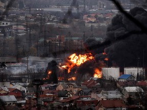 Dunkler Rauch und Flammen steigen aus einem Brand nach einem Luftangriff in der westukrainischen Stadt Lemberg am 26. März 2022 auf.