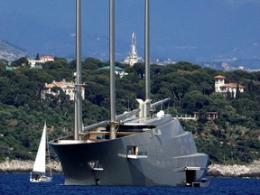 Die 142,81 Meter lange segelunterstützte Motoryacht Sailing Yacht A, die dem russischen Tycoon Andrey Melnichenko gehört, ist am 4. Mai 2017 vor dem Hafen von Monaco zu sehen.