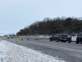 Die Provinzpolizei von Ontario am Ort eines Unfalls, bei dem am Samstag, dem 12. März 2022, auf dem Highway 401 in der Nähe von Belleville fünf Menschen ums Leben kamen.