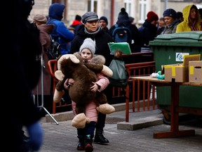 Ein Kind hält ein Plüschtier, als ein ukrainischer Zug, der Hunderte von Menschen transportiert, die vor der russischen Invasion in der Ukraine fliehen, am Bahnhof in Przemysl, Polen, am 3. März 2022 ankommt.