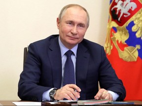 Der russische Präsident Wladimir Putin hält am 25. März 2022 ein Treffen mit den Gewinnern der staatlichen Kulturpreise über eine Videoverbindung in der Staatsresidenz Novo-Ogaryovo außerhalb von Moskau ab.