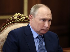 Der russische Präsident Wladimir Putin nimmt am 30. März 2022 an einem Treffen mit dem Oberhaupt der Republik Inguschetien Makhmud-Ali Kalimatov im Kreml in Moskau, Russland, teil.