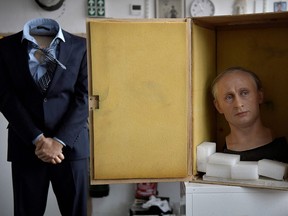 Die Wachsstatue des russischen Präsidenten Wladimir Putin wird in eine Kiste verpackt, bevor sie im Grevin-Museum in Paris aufbewahrt wird.