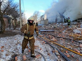 Retter arbeiten am Standort eines Lagerhauses, das nach dem Beschuss brannte, während Russlands Angriff auf die Ukraine am 16. März 2022 in Charkiw, Ukraine, fortgesetzt wird.