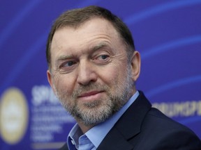 Der russische Tycoon Oleg Deripaska nimmt am 3. Juni 2021 an einer Sitzung des St. Petersburg International Economic Forum (SPIEF) in Sankt Petersburg, Russland, teil.