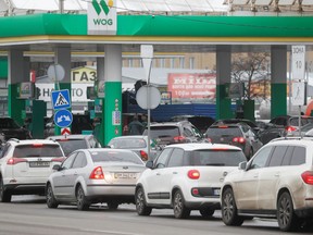 Fahrer stellen sich neben einer Tankstelle auf, um ihre Autotanks aufzufüllen, während Russlands Invasion in der Ukraine am 1. März 2022 in Kiew, Ukraine, anhält. REUTERS/Valentyn Ogirenko