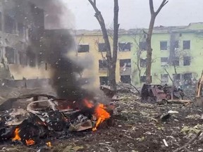 Eine Ansicht zeigt Autos und ein Krankenhausgebäude, das durch einen Luftangriff während der russischen Invasion in der Ukraine in Mariupol zerstört wurde, in diesem Handout-Bild, das am Mittwoch, dem 9. März 2022, veröffentlicht wurde.