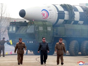 Der nordkoreanische Machthaber Kim Jong Un entfernt sich von dem, was ein staatlicher Medienbericht ist "neuer Typ" einer Interkontinentalrakete (ICBM) auf diesem undatierten Foto, das am 24. März 2022 von der nordkoreanischen Korean Central News Agency (KCNA) veröffentlicht wurde.