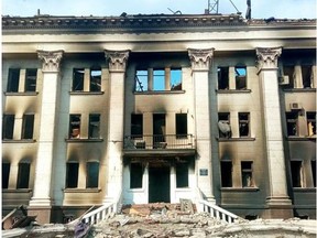 Allgemeine Ansicht der Überreste des Schauspielhauses, das von einer Bombe getroffen wurde, als Hunderte von Menschen sich inmitten der anhaltenden russischen Invasion in Mariupol, Ukraine, in diesem Handout-Bild versteckten, das am 18. März 2022 veröffentlicht wurde.