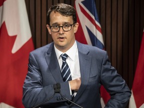 Der Arbeitsminister von Ontario, Monte McNaughton, tritt während einer Pressekonferenz am 28. April 2021 in Toronto auf das Podium.