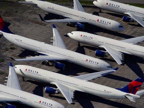 Passagierflugzeuge von Delta Air Lines werden am internationalen Flughafen Birmingham-Shuttlesworth in Birmingham, Alabama, am 25.