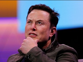 SpaceX-Eigentümer und Tesla-CEO Elon Musk gestikuliert während eines Gesprächs mit dem legendären Spieledesigner Todd Howard (nicht abgebildet) auf der E3-Spielemesse in Los Angeles, Kalifornien, am 13. Juni 2019.