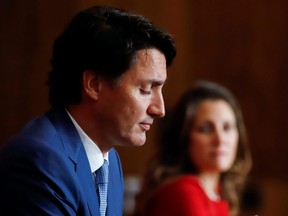 Die stellvertretende Premierministerin und Finanzministerin Chrystia Freeland und Premierminister Justin Trudeau hören sich auf einer Pressekonferenz am 6. Oktober 2021 in Ottawa eine Frage an.